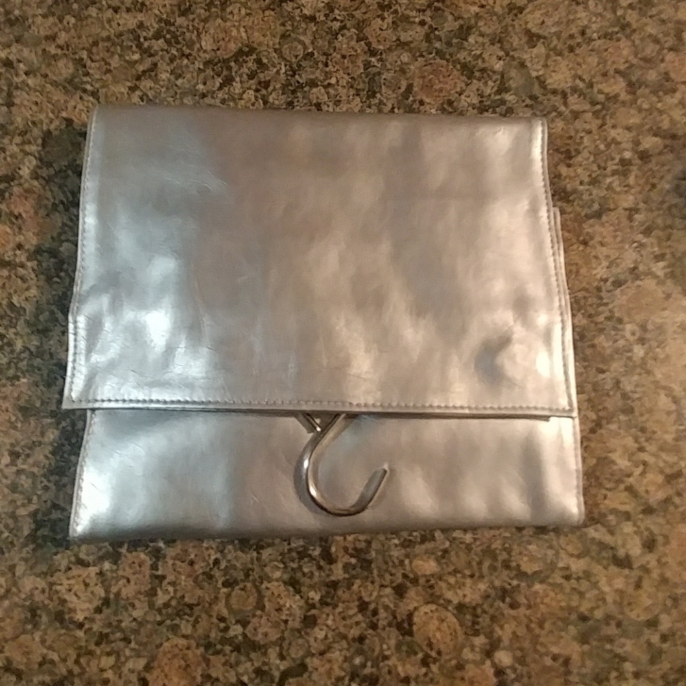 Master cuts travel bag